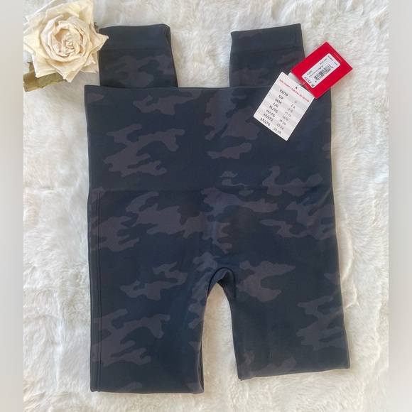 New with tags SPANX “LOOK AT ME NOW LEGGINGS” in BLACK CAMO Sizes XS and Large - Picture 5 of 9